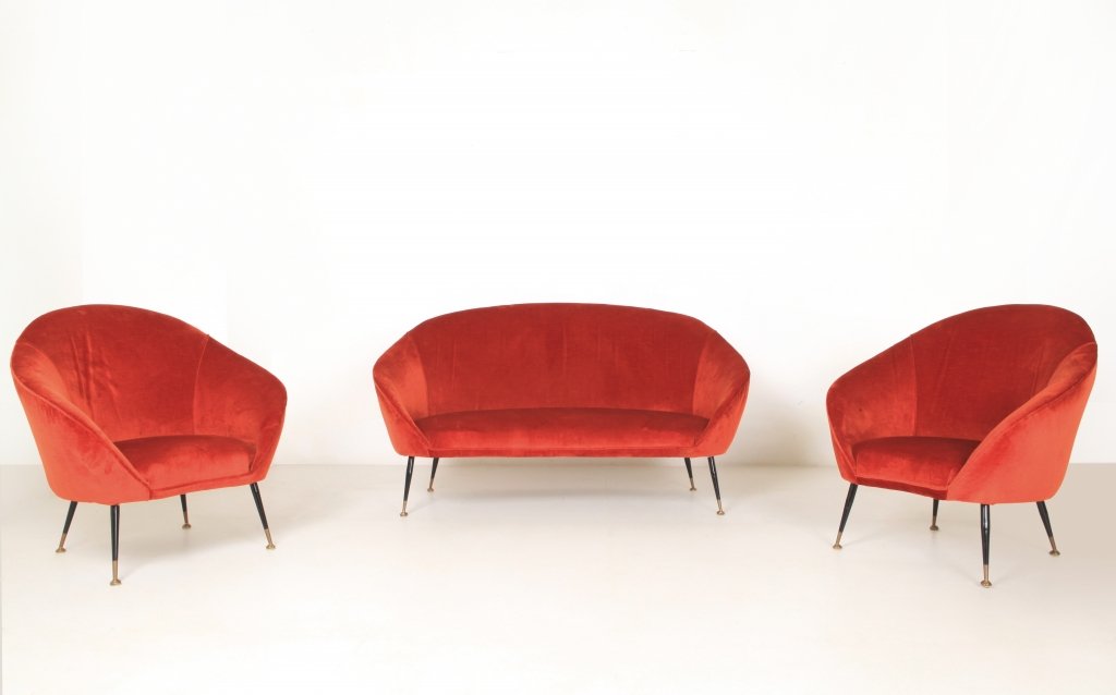 UN DIVANO E DUE POLTRONE, anni '60. Struttura: UN DIVANO E DUE POLTRONE, anni '60. Struttura in legno, gambe in verniciato, puntali di ottone, imbottitura rivestita in velluto. Poltrone: altezza cm 83, larghezza 78, profonditÃ 73 divano: altezz