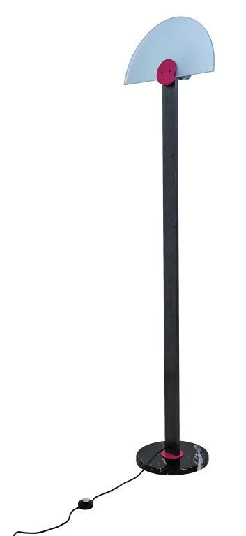 BILUMEN Una lampada alogena da terra: BILUMEN Una lampada alogena da terra "Diadema", 1988. Marmo, alluminio smaltato, cristallo stampato. Altezza cm 210.