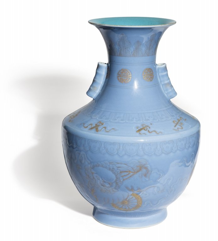 Vaso in porcellana con doratura a freddo su fondo: Vaso in porcellana con doratura a freddo su fondo azzurro con simboli taoisti e cani di Pho che giocano, marcato sul fondo Qinglong, Cina periodo della Repubblica h cm 48