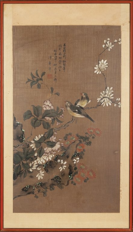 Pannello in seta raffigurante fiori e uccelli con: Pannello in seta raffigurante fiori e uccelli con poesia, Cina sec XIX h cm 73 x 42