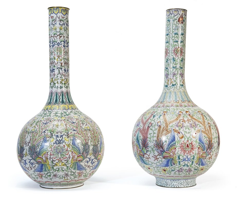 Coppia di vasi in bronzo a collo lungo dipinti a: Coppia di vasi in bronzo a collo lungo dipinti a fiori e fenici, Cina inizio sec.XX h cm 56