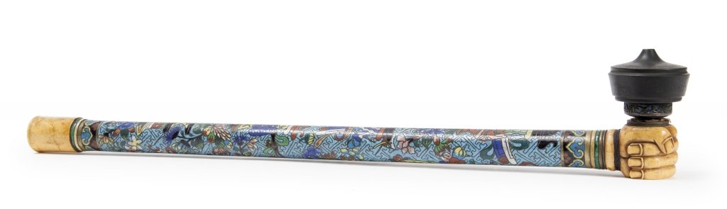 Pipa con decoro cloisonnÃ©, terminale in avorio e: Pipa con decoro cloisonnÃ©, terminale in avorio e piombo a forma di mano, Cina fine sec.XIX l cm 48