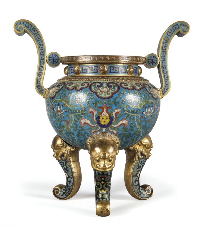 Bruciaprofumo cloisonnÃ© con manici posti verso: Bruciaprofumo cloisonnÃ© con manici posti verso l'alto, treppiedi con teste di leone, Cina inizi sec. XIX h cm 34,5
