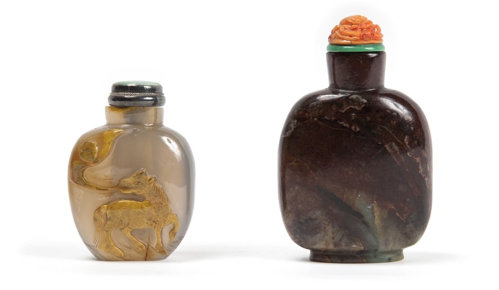 Due snuff bottles in agata e pietra dura, una: Due snuff bottles in agata e pietra dura, una intagliata con cavallo, la piÃ¹ alta cm 8