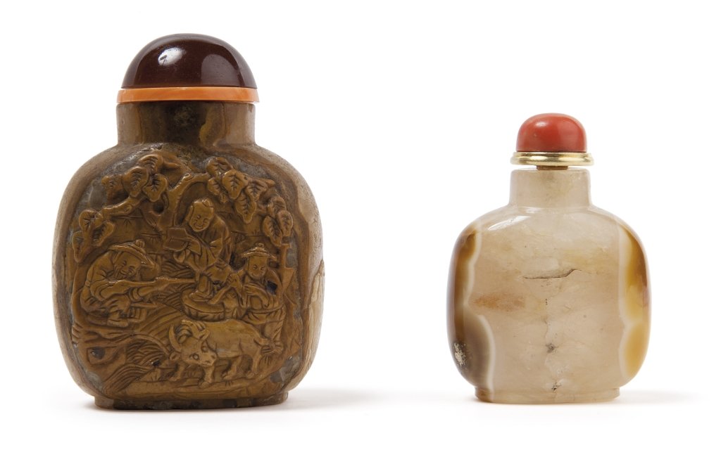 Due snuff bottles in agata, una scolpita con tre: Due snuff bottles in agata, una scolpita con tre personaggi e un bue, Cina sec.XIX h cm 8 h cm 6,5