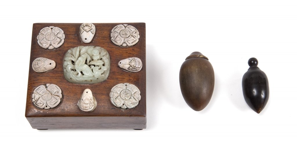 Scatola in legno con applicazione in giada e due: Scatola in legno con applicazione in giada e due snuff bottles in corno