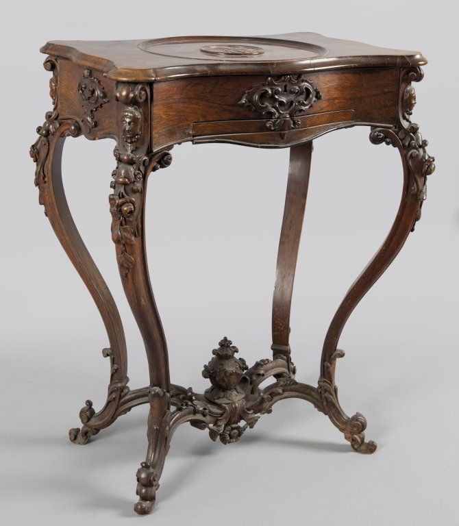 Tavolino Luigi Filippo da lavoro in mogano nella: Tavolino Luigi Filippo da lavoro in mogano nella fascia pianetto estraibile con gioco della dama, sec.XIX cm. 60x40 h. 78