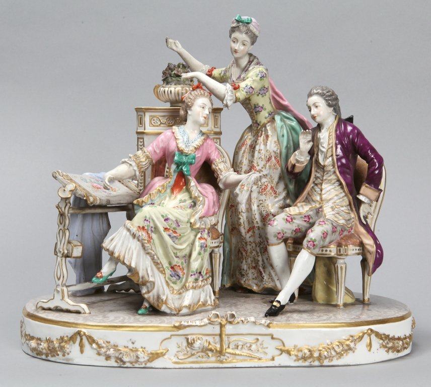 Chiacchiere intorno al telaio, grande gruppo in: Chiacchiere intorno al telaio, grande gruppo in porcellana policroma di Meissen, sec.XIX cm. 32x30