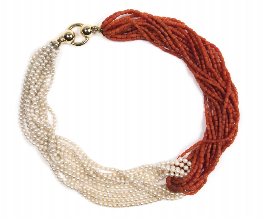 Collana composta da 5 fili di perle mm.2,5 e 9: Collana composta da 5 fili di perle mm.2,5 e 9 fili di corallo tinta salmone a forma di barilotto, chiusura in oro giallo