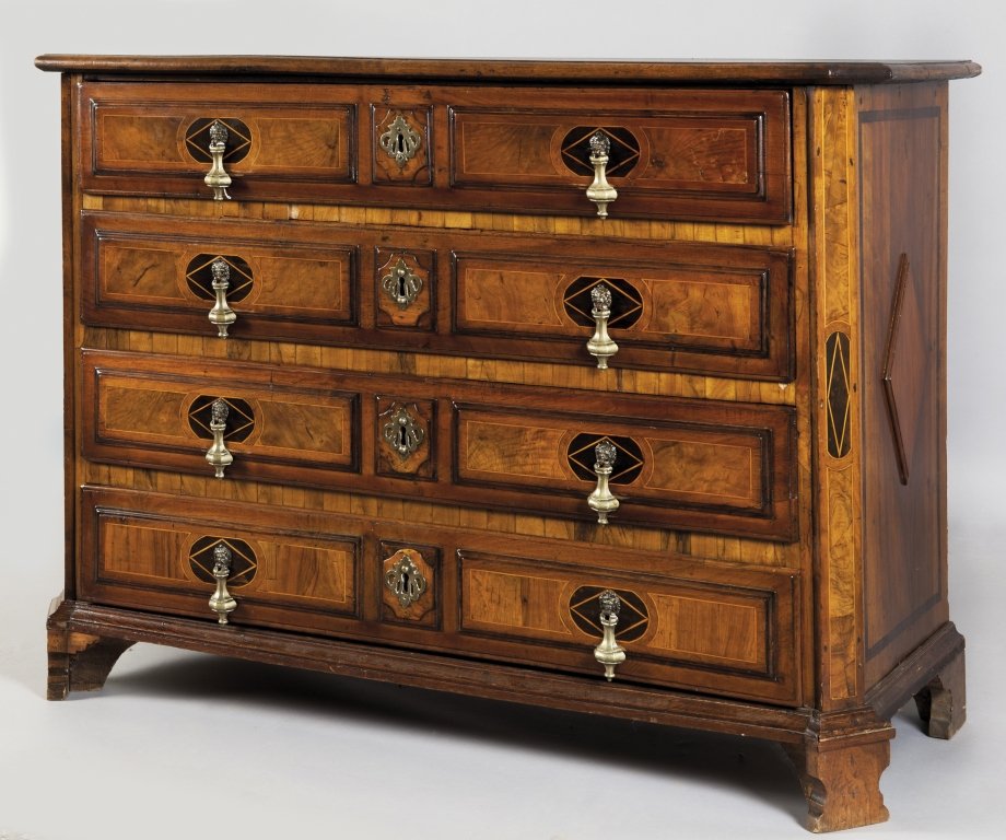 Canterano Luigi XIV a quattro cassetti in: Canterano Luigi XIV a quattro cassetti in massello intarsiato con legni di frutto, primo cassetto con calatoia, Piemonte I metÃ sec.XVIII cm. 125x55 h. 97