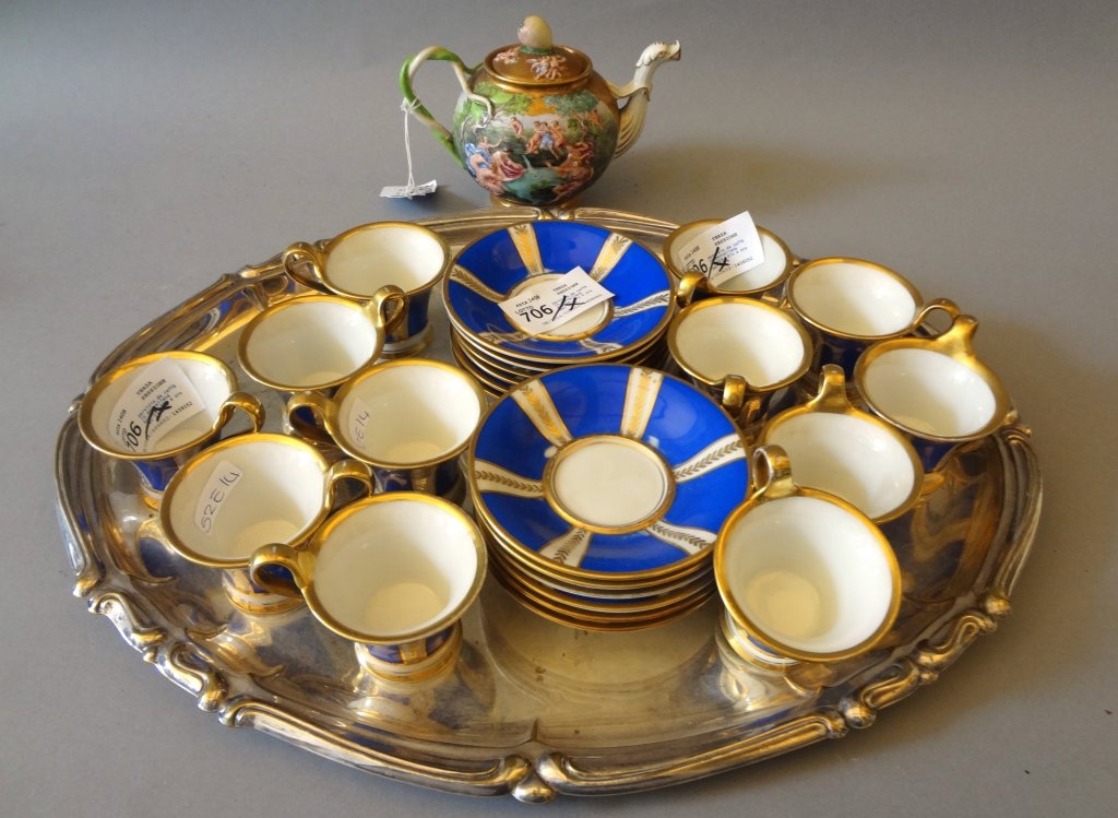 Servizio da caffÃ¨ in porcellana bianca, blu e oro: Servizio da caffÃ¨ in porcellana bianca, blu e oro per 12 e caffettiera in porcellana di Capdimonte