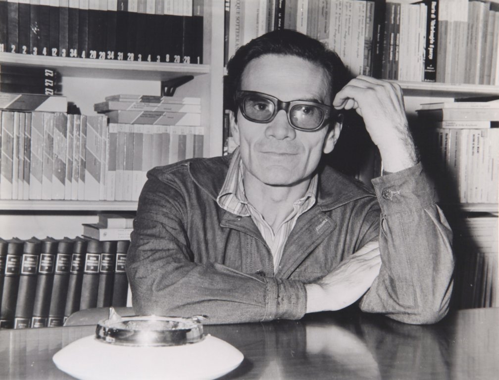 LA VERDE VITTORIO (1940-) Ritratto di: LA VERDE VITTORIO (1940-) Ritratto di Pasolini anniÂ’70 stampa ai sali dÂ’argento, modern print 24x30,6 cm timbro sul retro del fotografo Ritratto di Pasolini Seventies modern silver print 9,46x