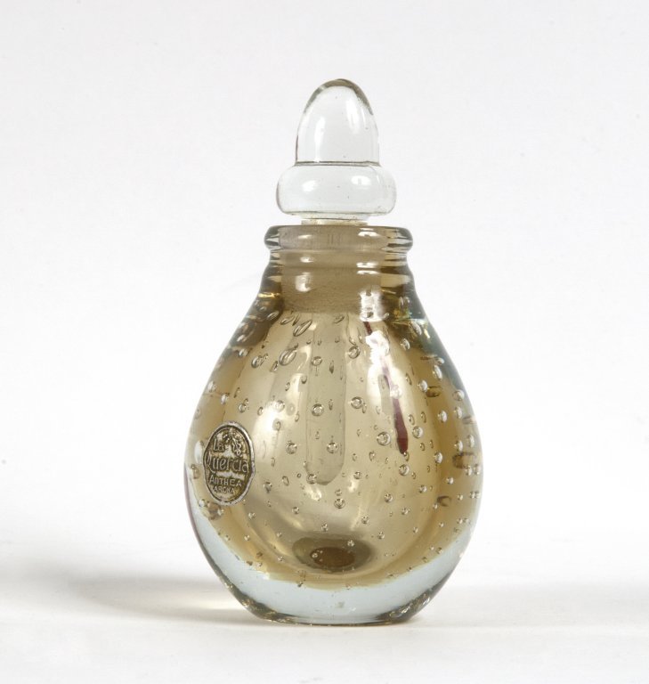 CARLO SCARPA Un flacone per profumo, VENINI,: CARLO SCARPA Un flacone per profumo, VENINI, anni Â’30. Vetro a bollicine. Etichetta Â“La Quercia Anthea AronaÂ” Altezza cm 11. Letteratura: pagina catalogo Museo del Profumo.