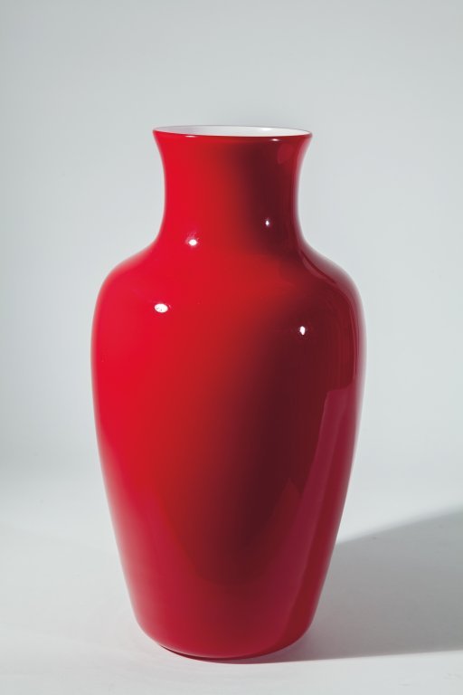 BAROVIER & TOSO Un vaso in vetro: BAROVIER & TOSO Un vaso in vetro incamiciato,anni'80 Marca incisa Â“Barovier & Toso MuranoÂ”. Altezza cm 35