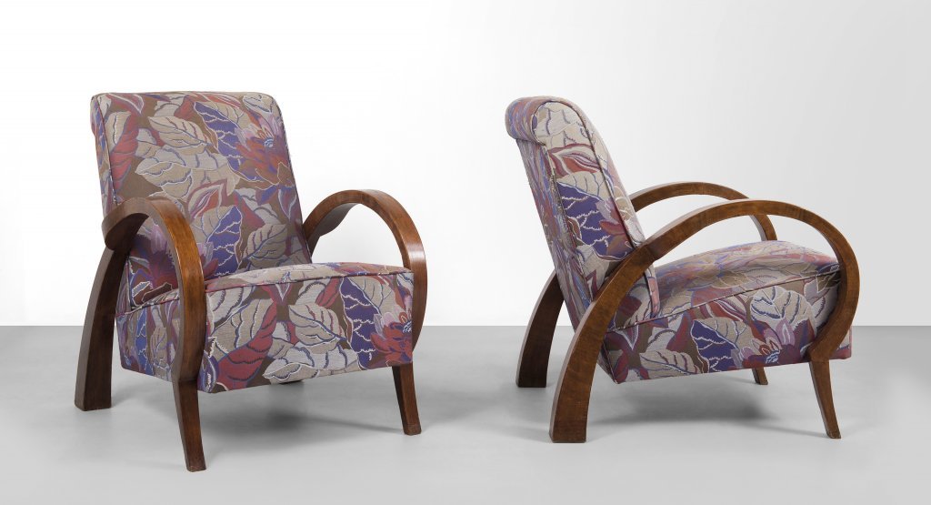 DUE POLTRONE, anni Â’30. Struttura in legno di: DUE POLTRONE, anni Â’30. Struttura in legno di faggio tinto lanilina , imbottitura rivestita n tessuto Altezza cm 92, larghezza 72,profonditÃ 92.