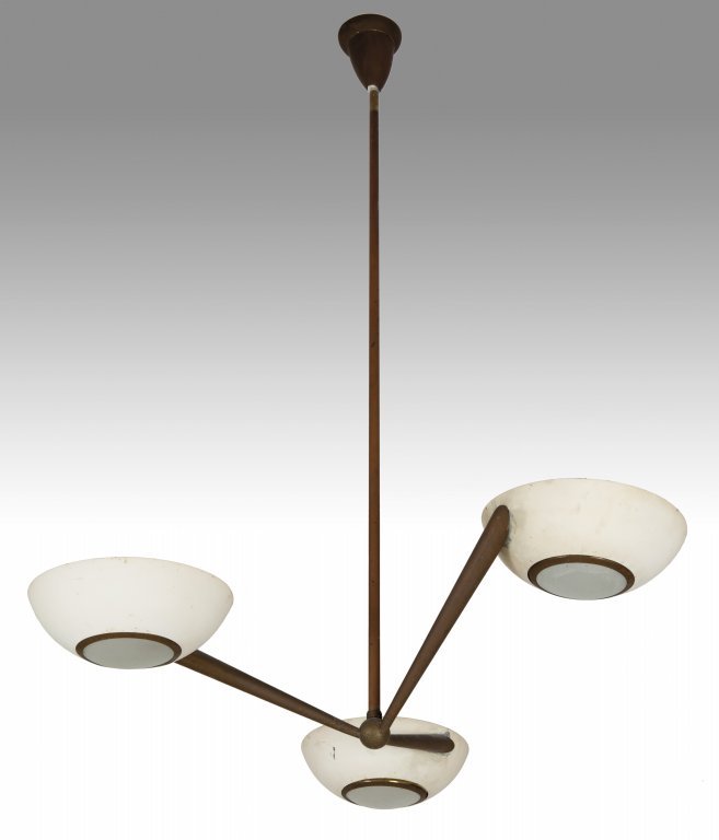 UN LAMPADARIO, anni Â’50. Ottone, alluminio: UN LAMPADARIO, anni Â’50. Ottone, alluminio laccato, vetri diffusori in vetro stampato a diamante e satinato. Altezza cm 105, diametro cm 65.