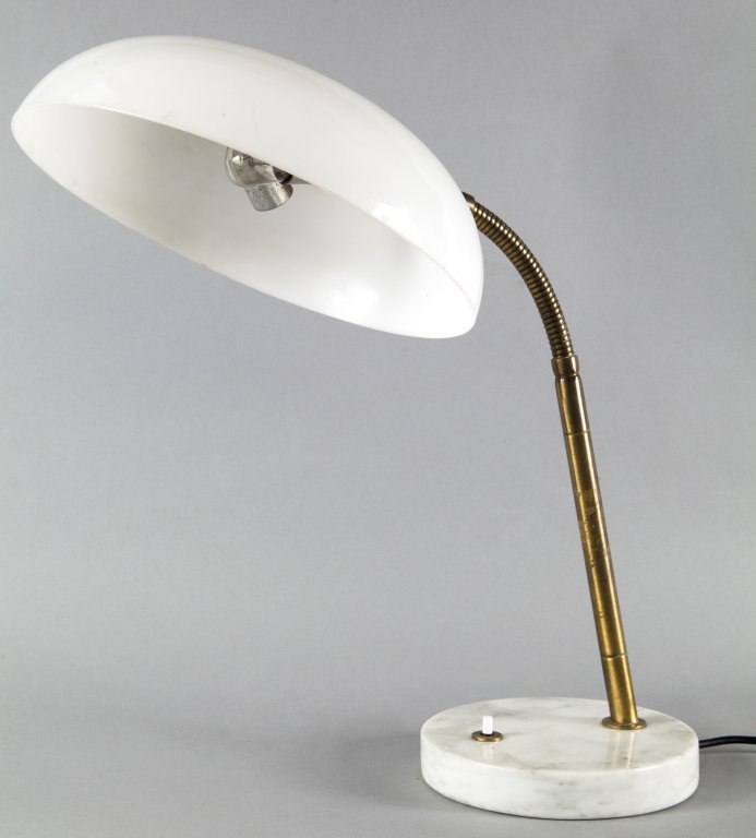 UNA LAMPADA DA TAVOLO, anni 50. Marmo di: UNA LAMPADA DA TAVOLO, anni 50. Marmo di Carrara, ottone, perspex. Altezza cm 40.