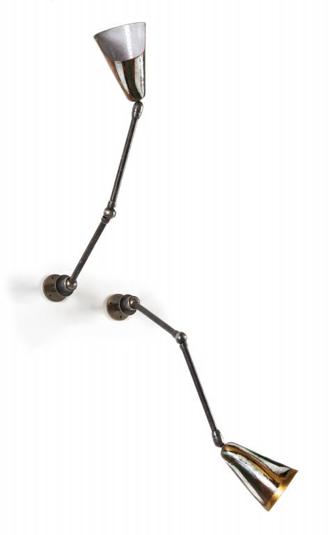 DUE LAMPADE A PARETE, anni Â’50. Ottone: DUE LAMPADE A PARETE, anni Â’50. Ottone ossidato canna di fucile, rame smaltato. Lunghezza alla massima estensione cm 48.