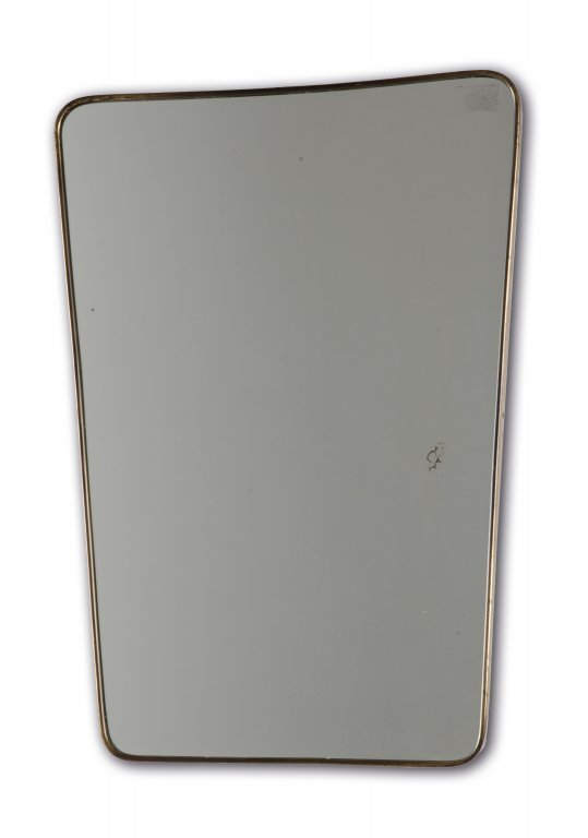 UNO SPECCHIO DA PARETE, anni Â’50. Ottone,: UNO SPECCHIO DA PARETE, anni Â’50. Ottone, cristallo argentato (un difetto). Cm 72 x 51.
