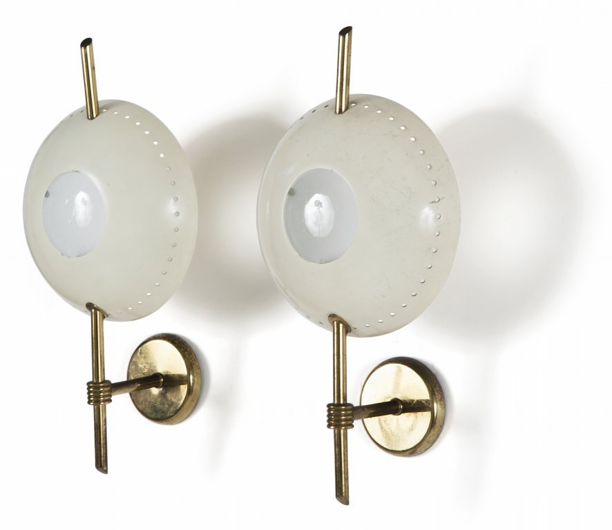 DUE LAMPADE A PARETE, anni Â’60. Ottone,: DUE LAMPADE A PARETE, anni Â’60. Ottone, alluminio laccato, vetro stampato. Altezza cm 35, larghezza 18, profonditÃ 10.