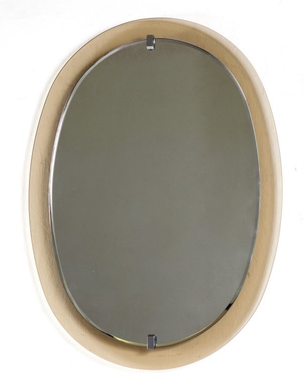 UNO SPECCHIO DA PARETE, anni Â’60. Cristallo: UNO SPECCHIO DA PARETE, anni Â’60. Cristallo colorato molato, ottone cromato, cristallo argentato. Etichetta Â“Vega Made in Italy. Cm 80 x 60.