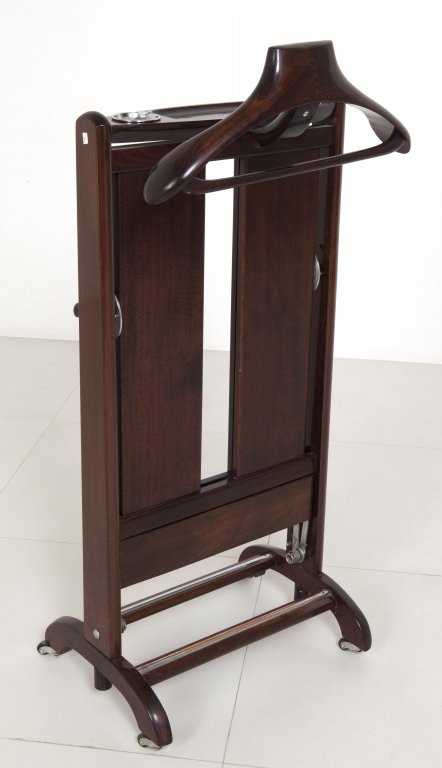 FRATELLI REGUITTI Un indossatore, anni Â’60.: FRATELLI REGUITTI Un indossatore, anni Â’60. Legno di faggio tinto allÂ’anilina, ottone cromato. Cm 101 (h) x 45 x 34.