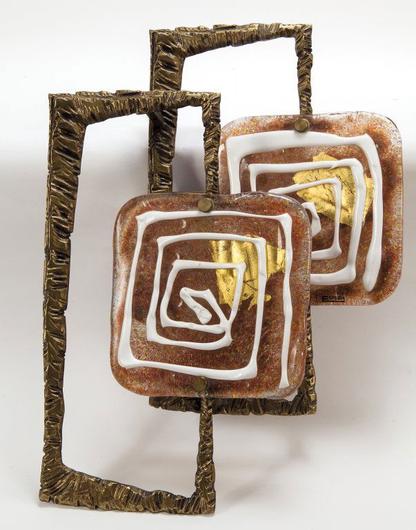 ANGELO BROTTO Una lampada a parete per: ANGELO BROTTO Una lampada a parete per ESPERIA, anni Â’60. Ottone, vetro. Etichetta della manifattura. Altezza cm 50, larghezza 36, profonditÃ 13.