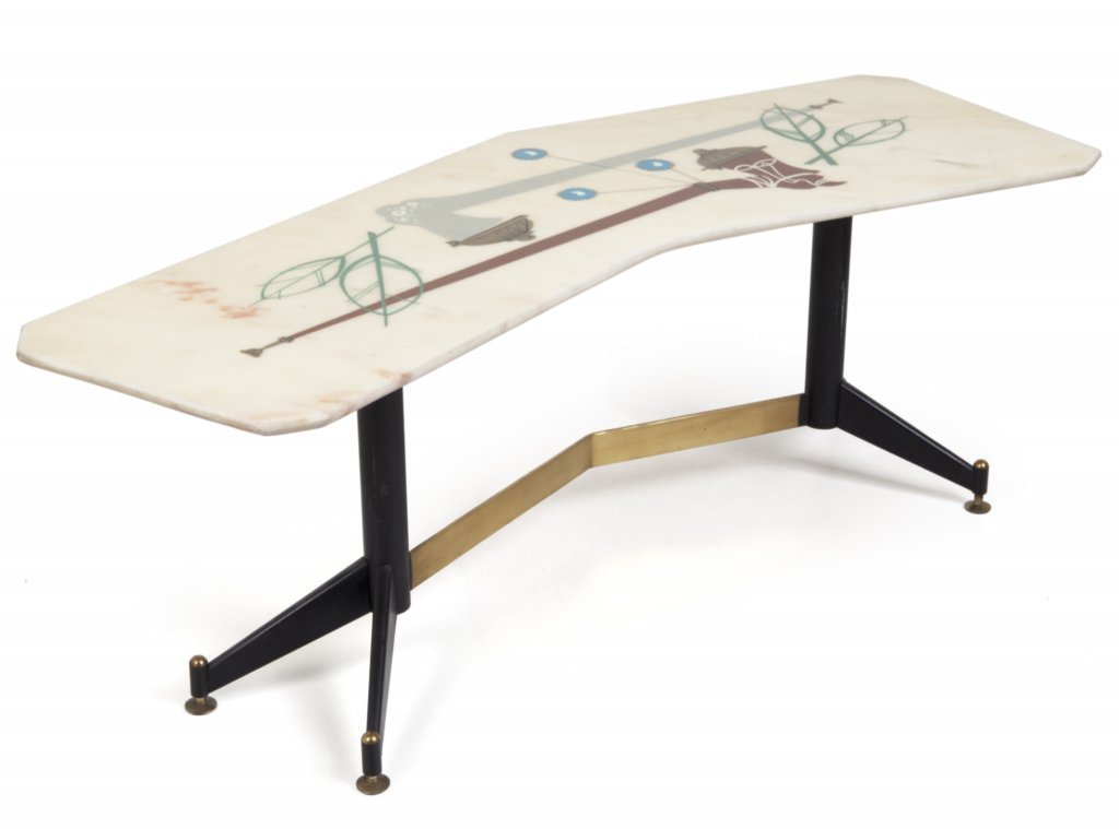 UN TAVOLINO, anni Â’60. Ferro verniciato,: UN TAVOLINO, anni Â’60. Ferro verniciato, ottone, onice con decoro serigrafato. Cm 41 (h) x 118 x 45.