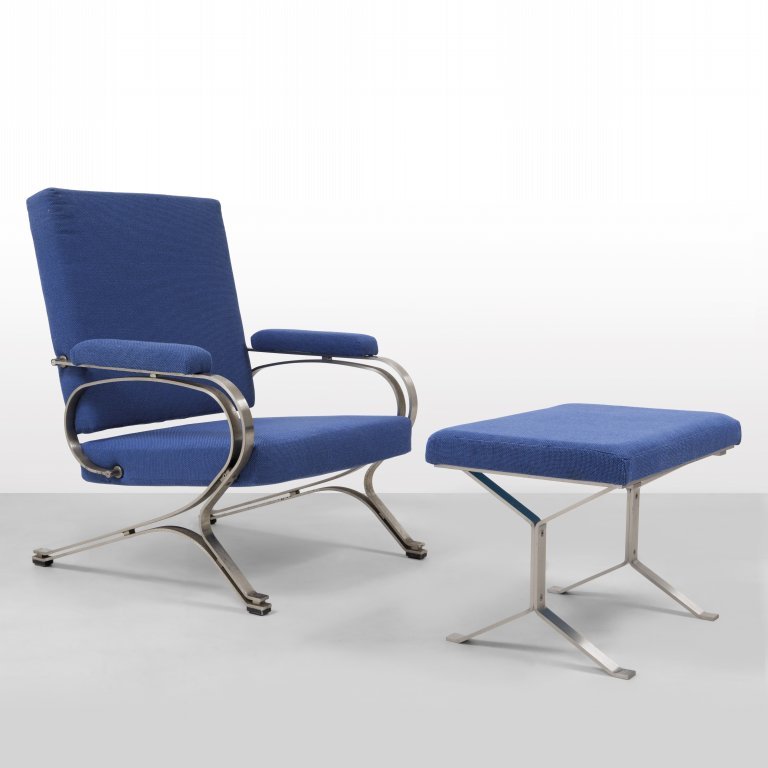 GIULIO MOSCATELLI Una poltrona con: GIULIO MOSCATELLI Una poltrona con poggiapiedi per FORMANOVA, anni Â’60. Acciaio cromato opaco, imbottiture rivestite in tessuto. Poltrona: altezza cm 95, larghezza 73, profonditÃ 78 poggiapiedi