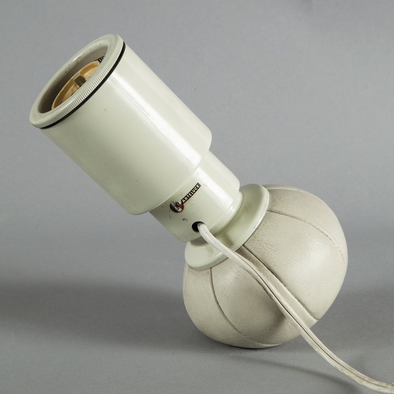GINO SARFATTI Una lampada da tavolo Â“600/cÂ”: GINO SARFATTI Una lampada da tavolo Â“600/cÂ” per ARTELUCE, 1966. Metallo laccato, skai ripieno di pallini di piombo. etichetta della manifattura. Altezza cm 17,5. Letteratura: Catalogo Arteluce