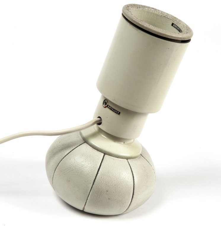 GINO SARFATTI Una lampada da tavolo Â“600/cÂ”: GINO SARFATTI Una lampada da tavolo Â“600/cÂ” per ARTELUCE, 1966. Metallo laccato, skai ripieno di pallini di piombo. Etichette della manifattura. Altezza cm 17. Letteratura: Catalogo Arteluce 1