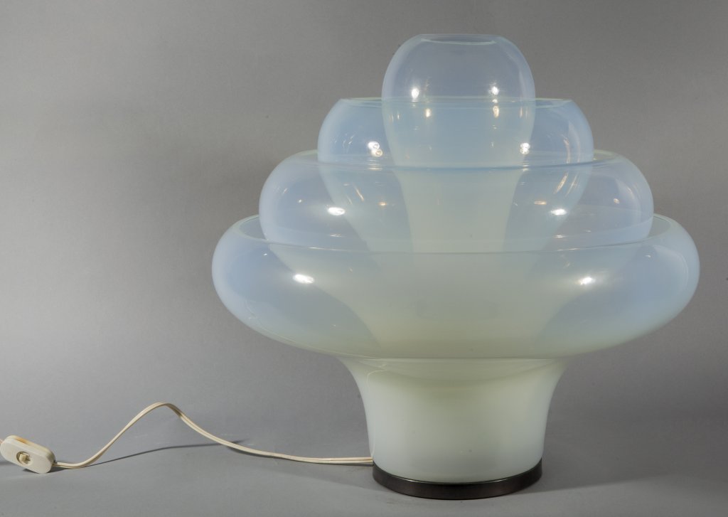 CARLO NASON Una lampada da tavolo per: CARLO NASON Una lampada da tavolo per MAZZEGA, anni Â’60. Vetro soffiato opalescente, ottone. Altezza cm 45, diametro cm 45.