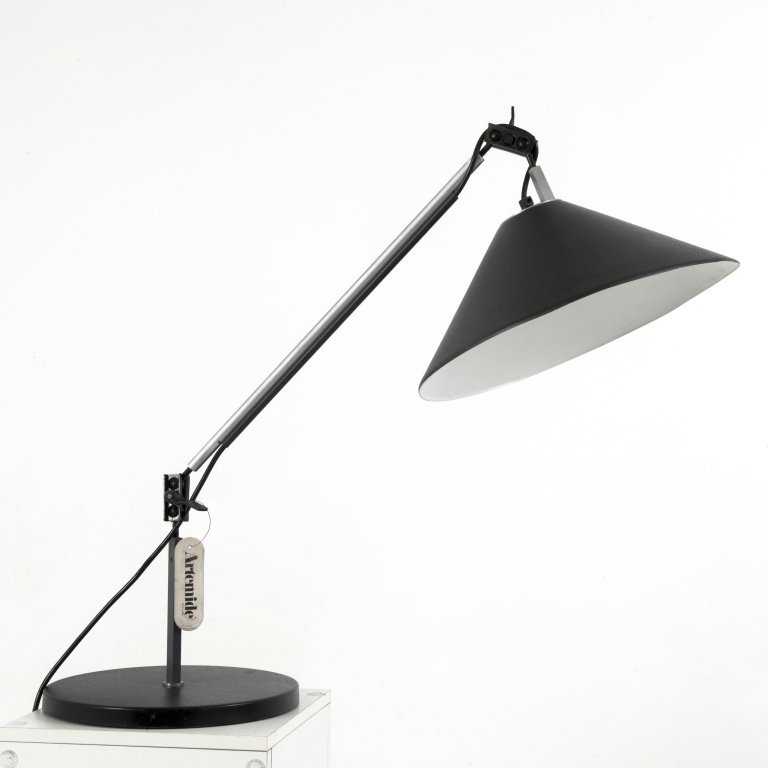 ENZO MARI Una lampada Â“Aggregato tavoloÂ” per: ENZO MARI Una lampada Â“Aggregato tavoloÂ” per ARTEMIDE, 1974. Lamiera e profilato di ferro verniciati, alluminio, plastica. Etichetta della manifattura. Altezza cm 80. Letteratura: Antonio dÂ�