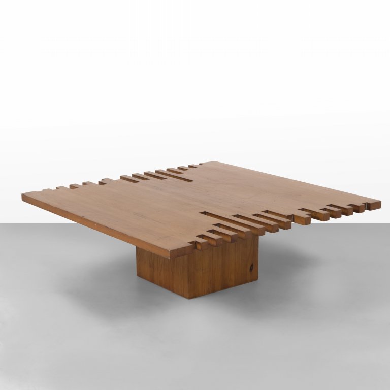UN TAVOLINO, anni Â’70. Composizione di: UN TAVOLINO, anni Â’70. Composizione di listelli di legno di teak a sezione quadrata. Cm 30 8h) x 110 x 110.