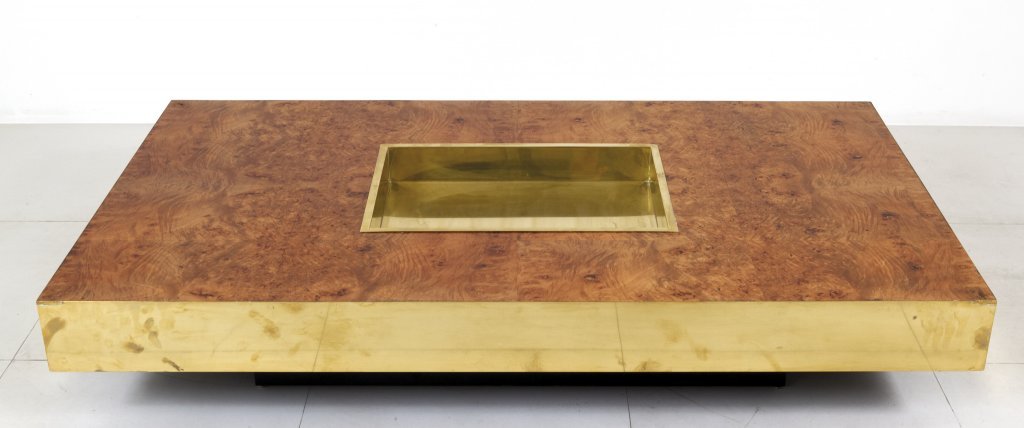WILLY RIZZO Un tavolino, anni Â’70. Legno: WILLY RIZZO Un tavolino, anni Â’70. Legno impiallacciato in radica, ottone. Cm 30 (h) x 160 x 91.