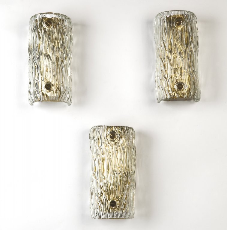 TONI ZUCCHERI Tre lampade a parete della: TONI ZUCCHERI Tre lampade a parete della serie Â“bambÃ¹Â” per VENINI, 1989. Ottone, vetro trasparente soffiato con marca incisa Â“venini 89Â”. Altezza cm 23, larghezza 11, profonditÃ 