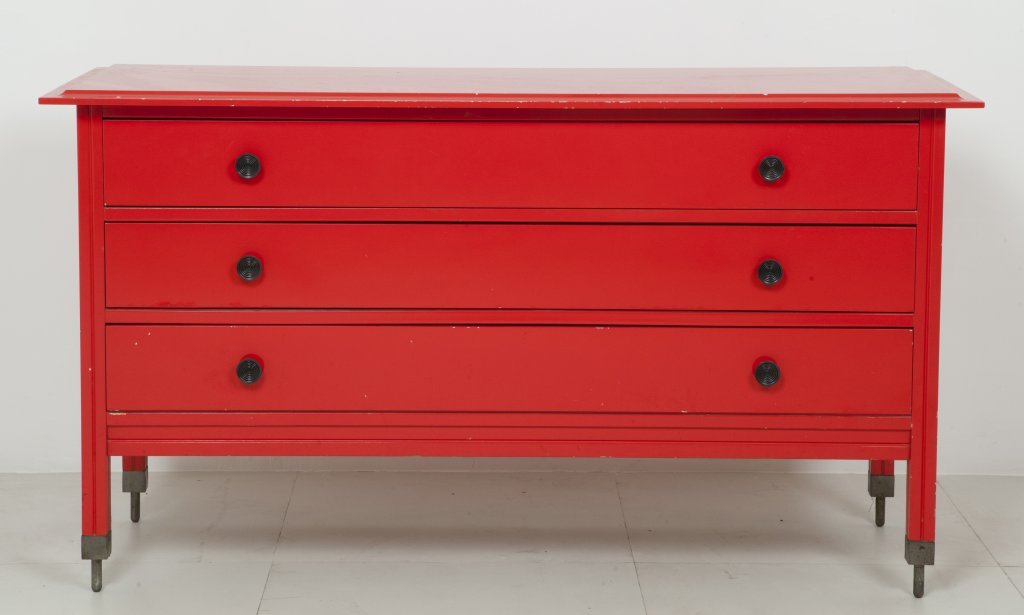 CARLO DE CARLI Una cassettiera Â“D154Â” per: CARLO DE CARLI Una cassettiera Â“D154Â” per SORMANI, 1963. Legno laccato (piccoli difetti), ottone verniciato a fuoco. Cm 80 (h) x 144 x 54. A Â“D154Â” chest of drawers manufactured by SOR