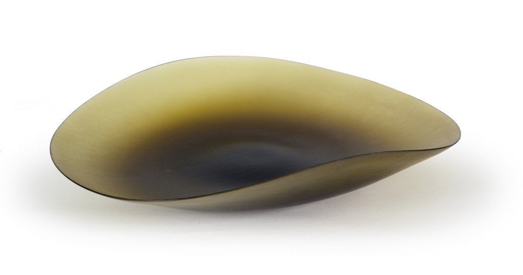 TOBIA SCARPA Una coppa in vetro Â“battutoÂ” per: TOBIA SCARPA Una coppa in vetro Â“battutoÂ” per VENINI, circa 1956. Marca allÂ’acido Â“venini murano ITALIAÂ”, etichetta della manifattura. Cm 8,5 (h) x 41 x 35. Letteratura: Domus 373 