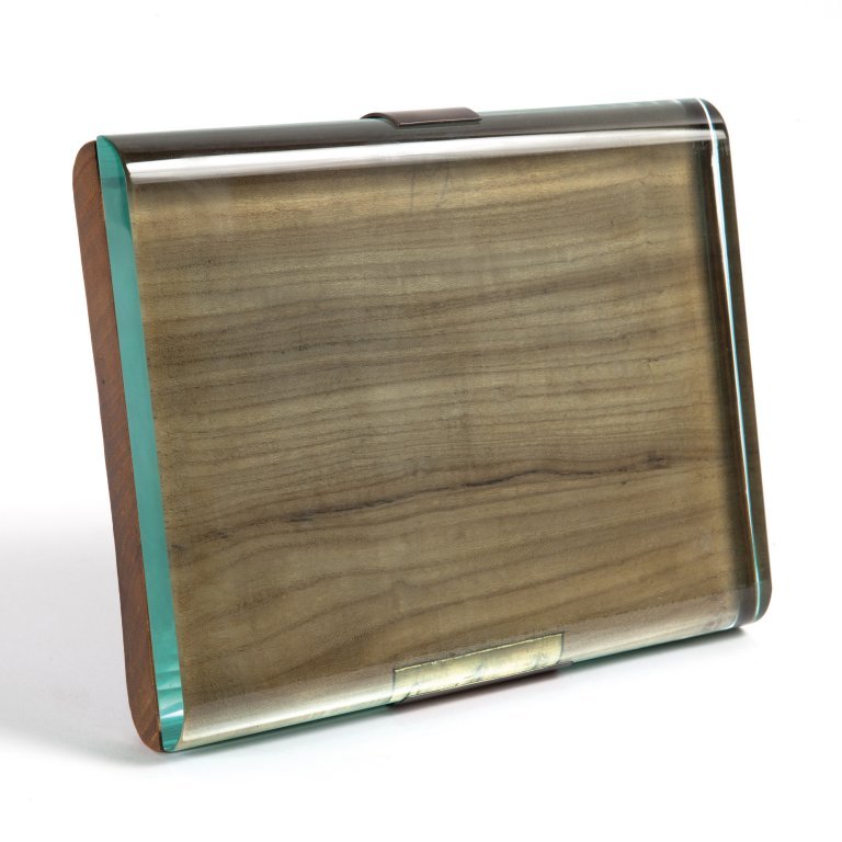 PIETRO CHIESA Un porta ritratti Â“1298 AÂ” per: PIETRO CHIESA Un porta ritratti Â“1298 AÂ” per FONTANA ARTE, circa 1938. Legno di olmo, cristallo di forte spessore molato, ottone. Cm 18,5 x 24,5. A Â“1298 AÂ” photo frame manufactured by