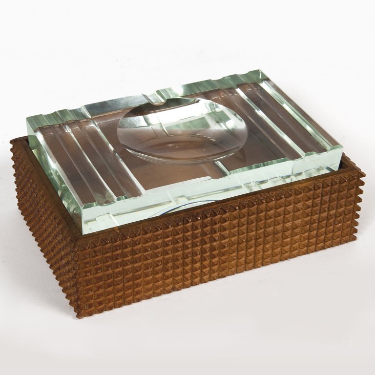 PIETRO CHIESA Una scatola portasigarette per: PIETRO CHIESA Una scatola portasigarette per FONTANA ARTE, circa 1938. Legno di pero intagliato a punta di diamante, coperchio-posacenere di cristallo inciso alla mola. Cm 6 (h) x 15 x 10. A lidded ci