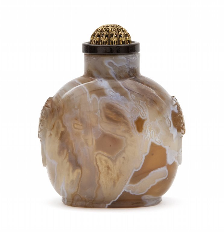 Snuff bottle in agata con prese a guisa di teste: Snuff bottle in agata con prese a guisa di teste di leone, tappo in metallo dorato Cina sec.XIX h cm 8,5