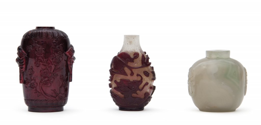 Tre snuff bottle in materiali diversi Cina h: Tre snuff bottle in materiali diversi Cina h cm 8,5