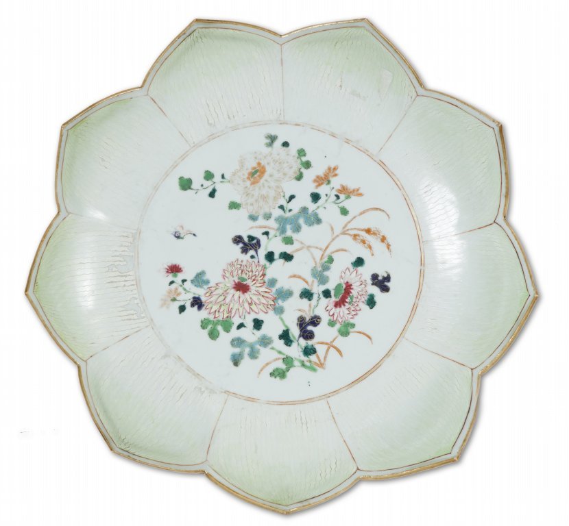 Piatto a forma di fiore di loto, al centro decoro: Piatto a forma di fiore di loto, al centro decoro Famiglia Rosa a motivo di fiori Cina sec.XIX diam cm 31