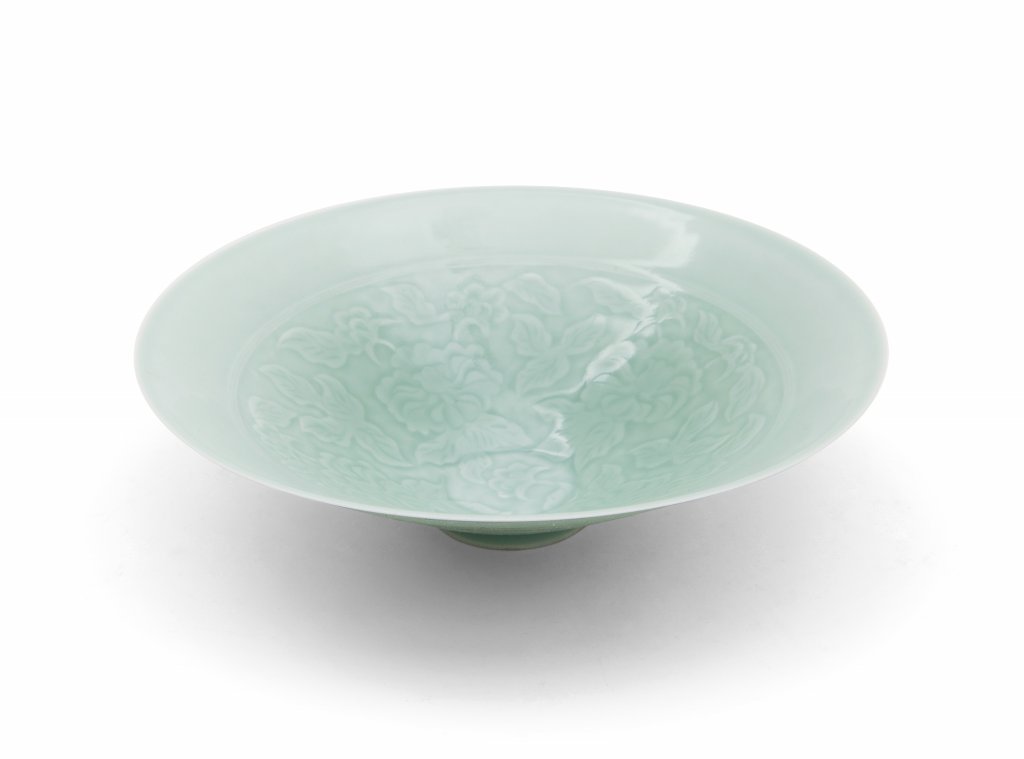 Piatto Celadon azzurro in porcellana nello stile: Piatto Celadon azzurro in porcellana nello stile Song Cina sec.XX