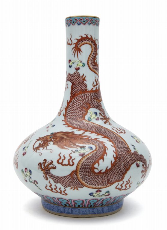 Un vaso a collo lungo in porcellana Famiglia Rosa: Un vaso a collo lungo in porcellana Famiglia Rosa con decoro a dragone e fenice. Cina, epoca Repubblica h cm 30,5