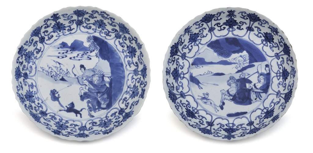 Coppia di piatti in porcellana bianca e blu,: Coppia di piatti in porcellana bianca e blu, bordo a forma di petali, riserva a motivo di scena di caccia, marcati Ming Wan-Li Cina sec.XVII cm 19,8