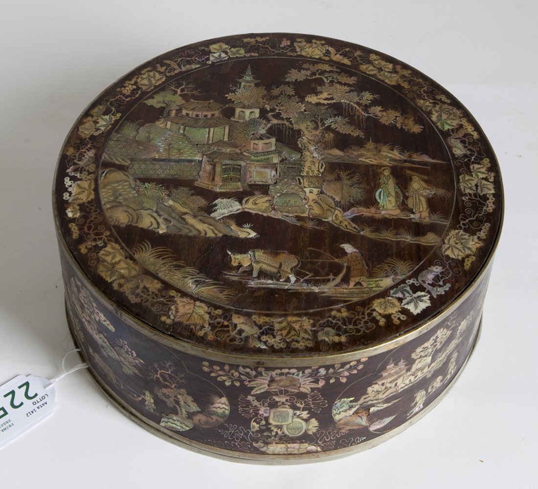 Scatola di forma rotonda in legno riccamente: Scatola di forma rotonda in legno riccamente decorato con intarsio in madreperla raffigurante paesaggi orientali Cina sec.XIX diam cm 28 x h cm 11