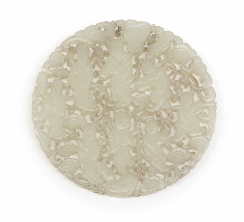 Medaglia traforata in giada nefrite, stile Ming,: Medaglia traforata in giada nefrite, stile Ming, a motivo di "Otto immortali" Cina diam cm 8,2