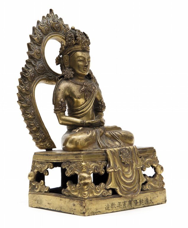Statua di Buddha Amitayu in bronzo dorato con: Statua di Buddha Amitayu in bronzo dorato con schienale, datato 1770, manifattura casa imperiale "Qing-Long" Cina h cm 20,8 (manca vasetto)