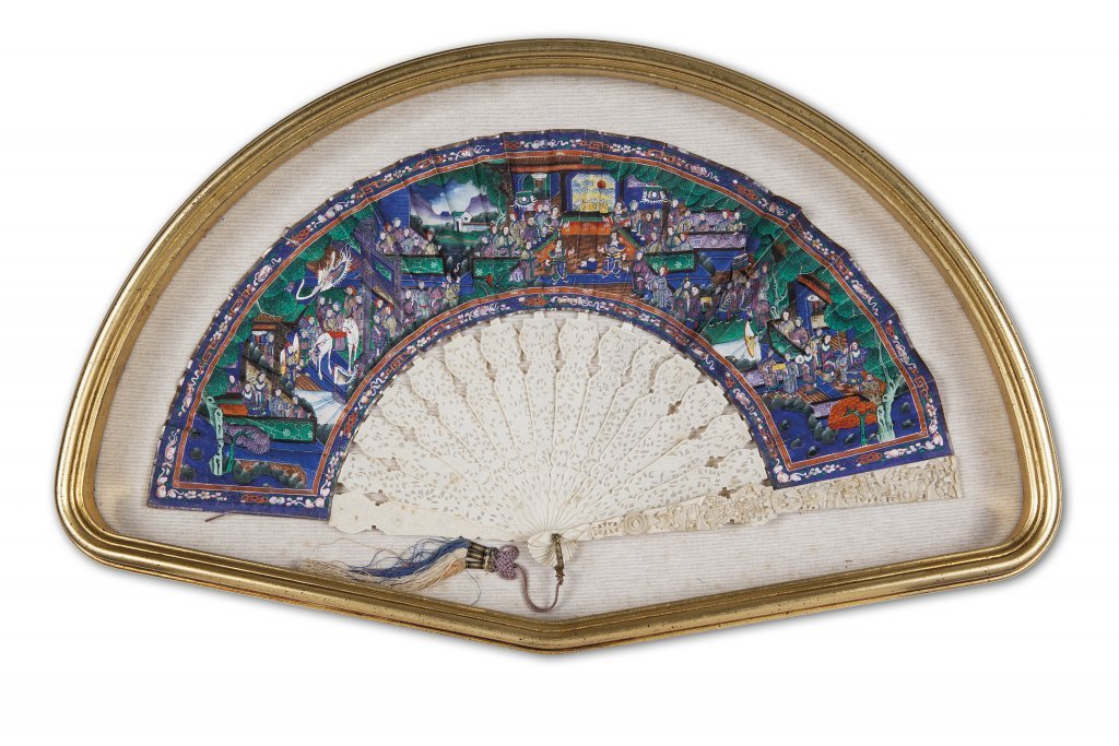 Ventaglio decorato con scene di vita cinese e: Ventaglio decorato con scene di vita cinese e struttura in avorio Cina sec.XIX cm 52 x 28